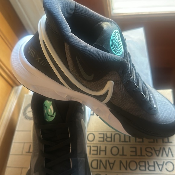 Nike Kyrie 8, boys size 3y - Picture 3 of 9